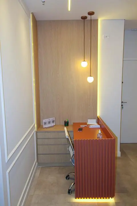Balcão da recepção com iluminação suave